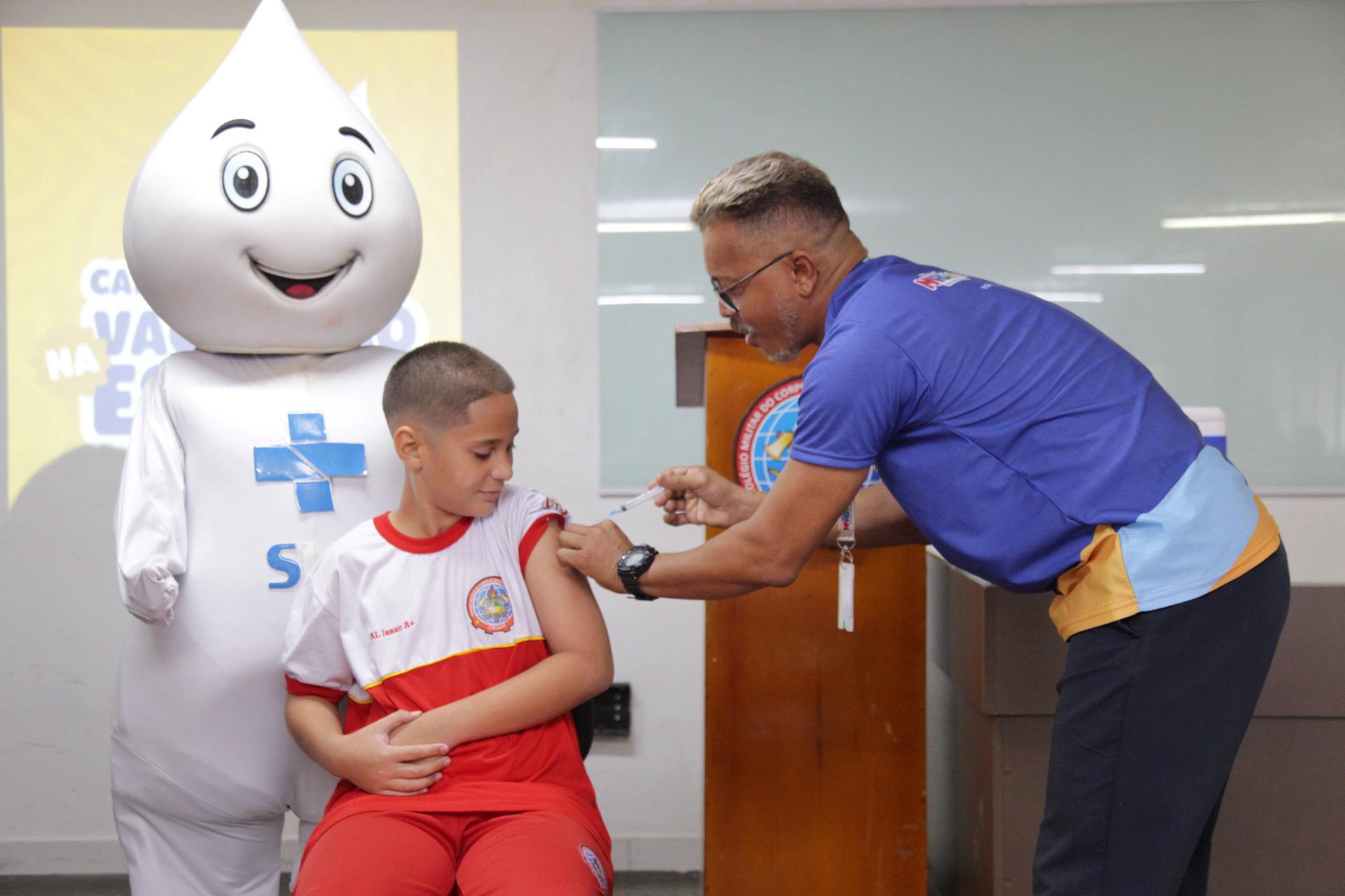 Vacinação na Escola imuniza crianças e adolescentes menores de 15 anos ...